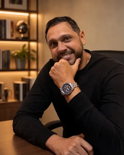 Rodrigo Bodart em ambiente de leitura e trabalho